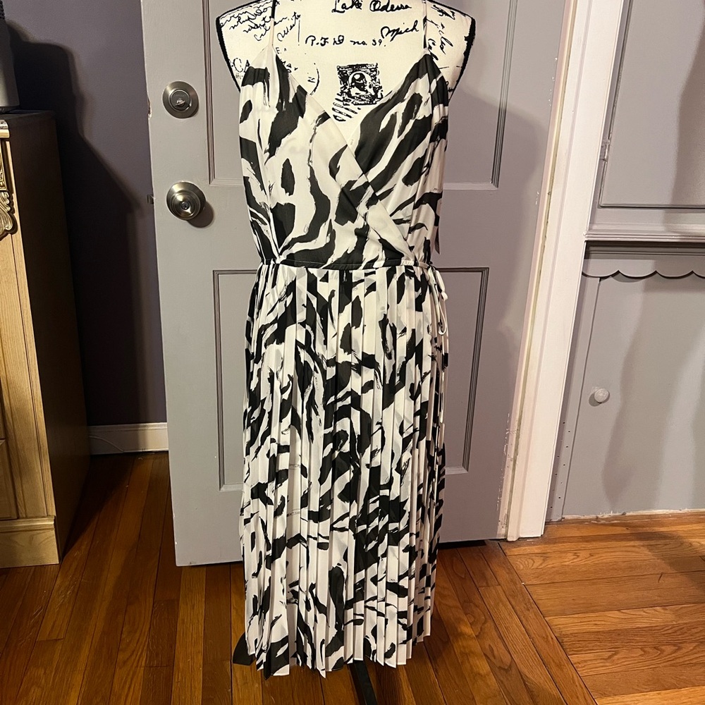 Black and White Patterned Women's Dress